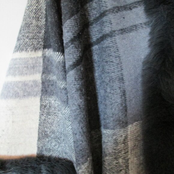 Blair Faux Fur Plaid Hooded Cape SAACHI NEW - Picture 9 of 11